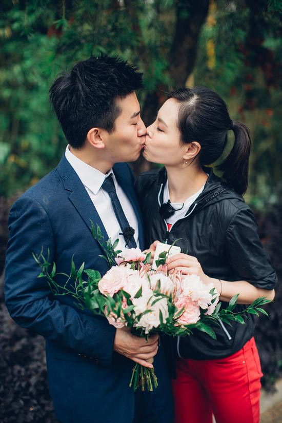 吴敏霞婚纱照 跳水女皇长恋8年终于结婚幸福满满