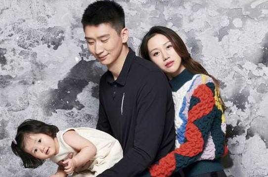 著名篮球运动员孙悦和妻子陈露共庆结婚五周年纪念日