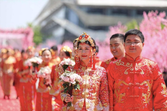 阿里结婚日一百多对新人参加集体婚礼 马云送祝福