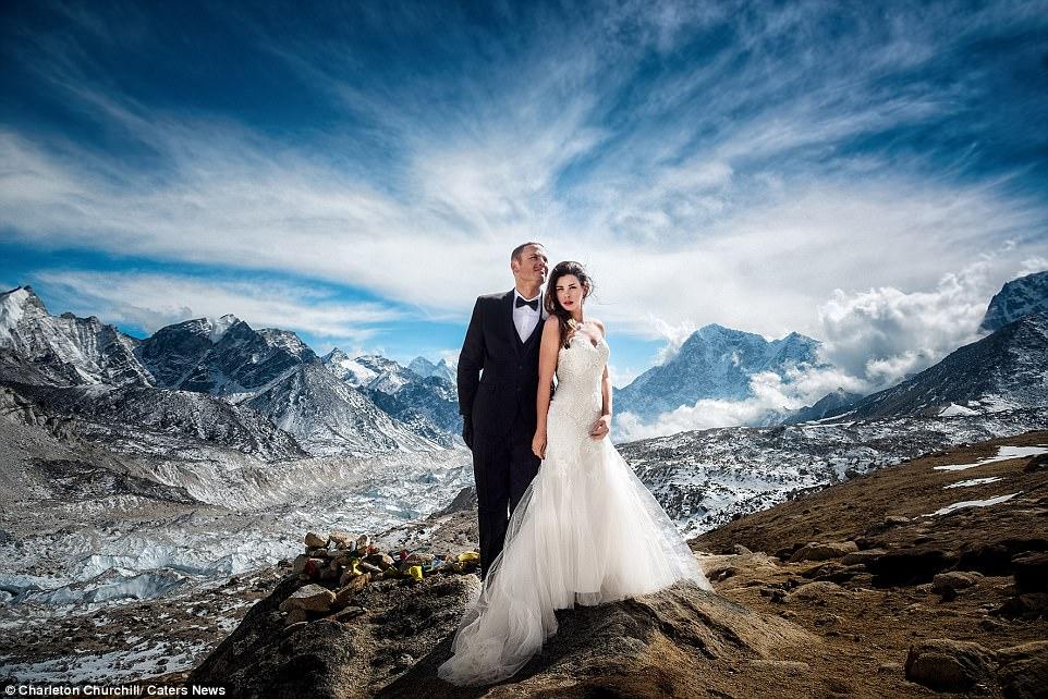 珠穆朗玛峰拍摄婚纱照 勇敢的情侣真的做到了！