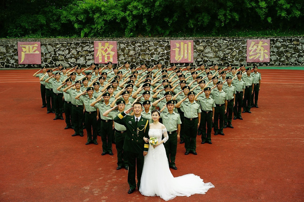 庆八一送上一组军旅风婚纱照作品