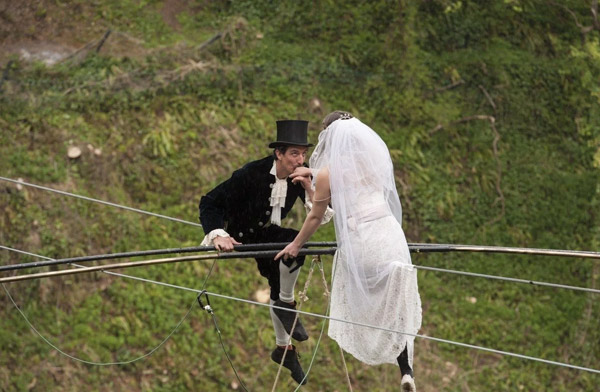 新人悬崖上举行婚礼 很自由摄影师参加