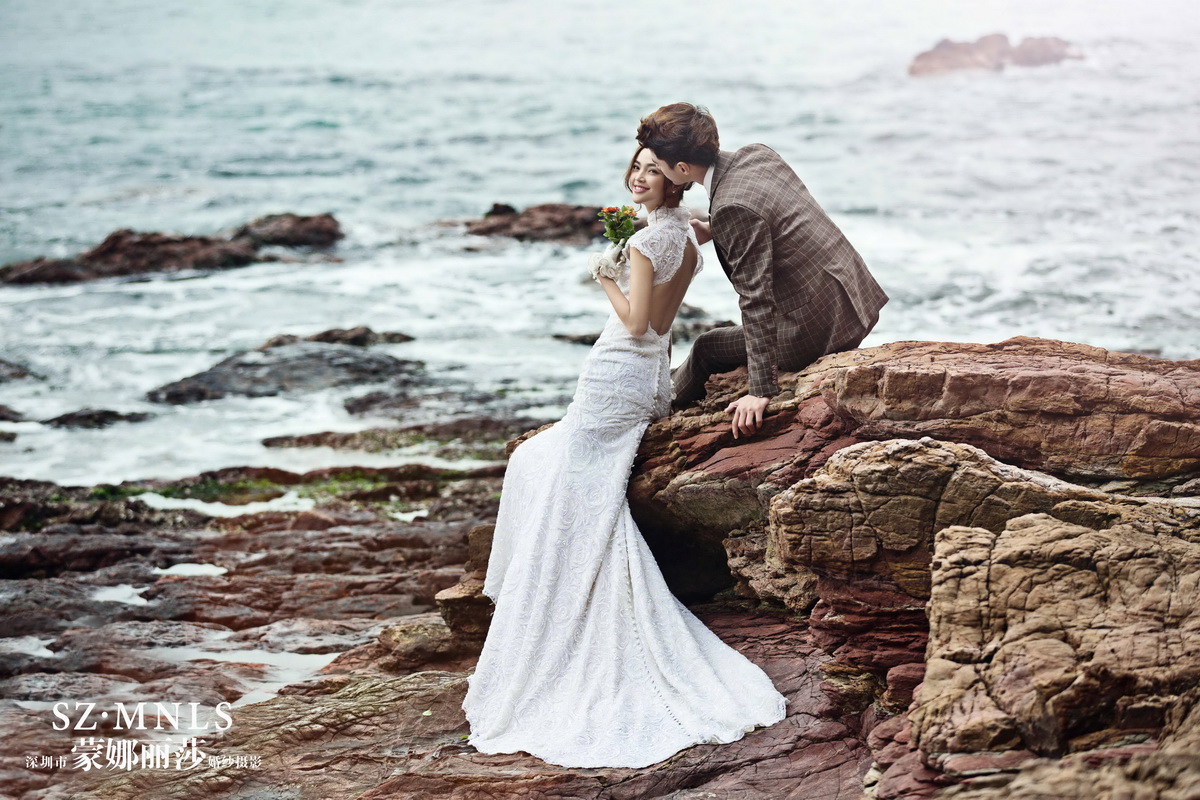 漂亮的蓝礁石海景婚纱照欣赏