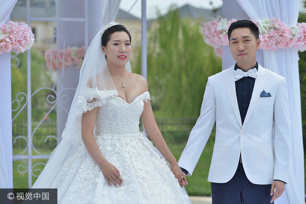 奥运乒乓球冠军李晓霞就和男友翟一鸣举行婚礼